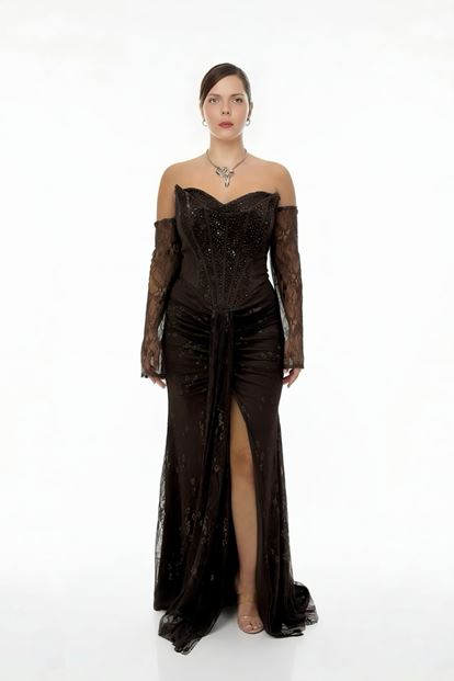 فستان سهرة بني اللون مطرز بالخرز والدانتيل بمقاسات كبيرة